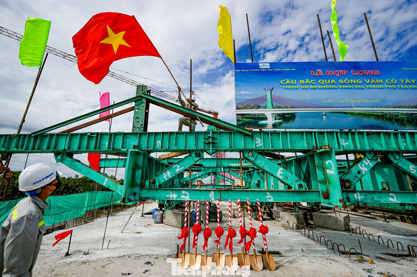 Đây là một trong những dự án giao thông trọng điểm của tỉnh Long An trong giai đoạn 2021-2025. Trong ảnh, công nhân đang cắm cờ trên xe đúc đấu nối thiết bị dằm chống vặn chuẩn bị cho lễ hợp long. Đây là một trong những dự án giao thông trọng điểm của tỉnh Long An trong giai đoạn 2021-2025. Trong ảnh, công nhân đang cắm cờ trên xe đúc đấu nối thiết bị dằm chống vặn chuẩn bị cho lễ hợp long.