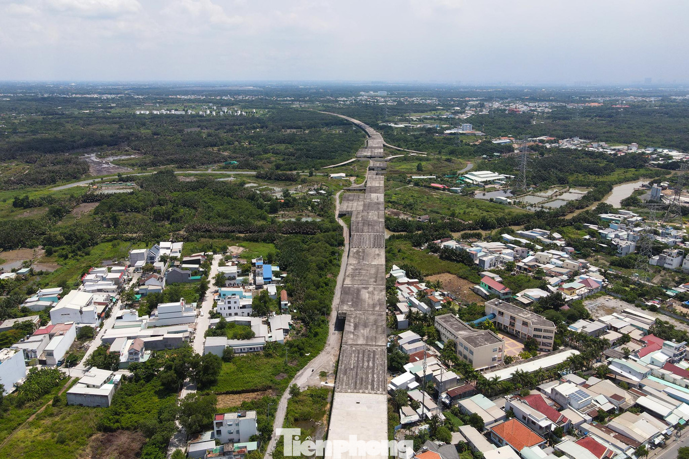 Hình ảnh một nút giao của cao tốc Bến Lức-Long Thành tại huyện Nhà Bè (TPHCM). Cao tốc Bến Lức - Long Thành nối huyện Bến Lức (Long An) với huyện Long Thành (tỉnh Đồng Nai) do Tổng công ty Đầu tư phát triển đường cao tốc Việt Nam (VEC) làm chủ đầu tư đã được khởi công. Cao tốc dài 58km, có 4 làn xe, 2 làn dừng khẩn cấp, vận tốc thiết kế 100km/h, tổng mức đầu tư giai đoạn 1 khoảng 31.320 tỉ đồng. Theo lãnh đạo VEC, dự án đã đạt 80% khối lượng thi công nhưng phải dừng lại từ giữa năm 2019 do vướng mắc về chính sách liên quan đến nguồn vốn.