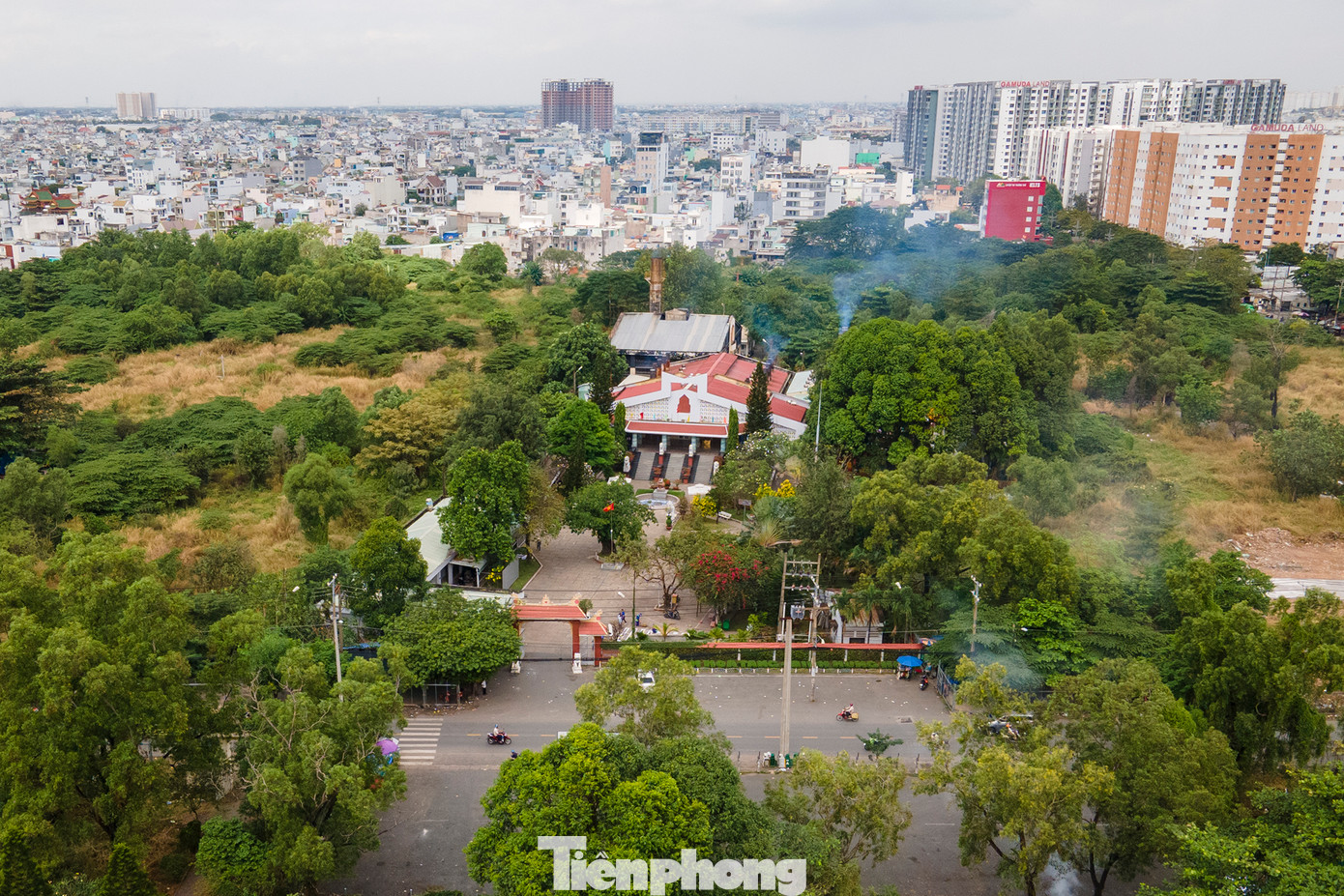 Ngoài hàng chục ngàn ngôi mộ, Nghĩa trang Bình Hưng Hòa còn có Trung tâm hoả táng Bình Hưng Hoà.