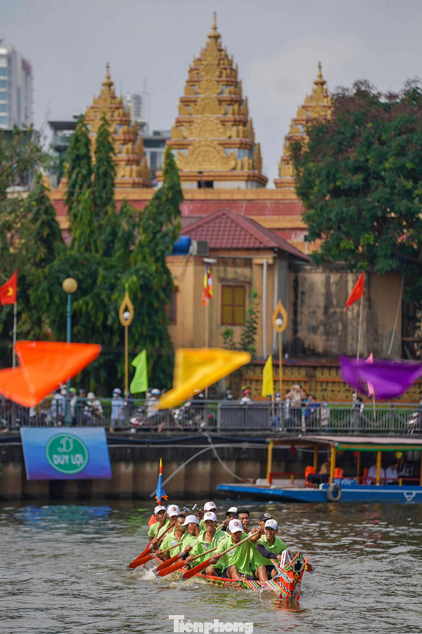 Kênh Nhiêu Lộc- Thị Nghè chảy qua trung tâm TPHCM, dài gần 9 km, bắt đầu từ cửa cống hộp tại điểm giao giữa hai con đường Lê Bình và Út Tịch thuộc quận Tân Bình, chảy qua các các quận: Tân Bình, Quận 3, Phú Nhuận, Quận 1, Bình Thạnh và đổ ra sông Sài Gòn tại vị trí xưởng đóng tàu Ba Son cũ.