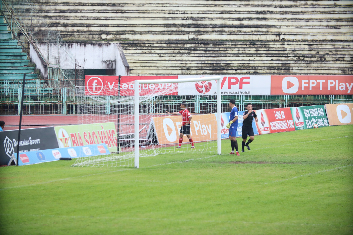 Trong một pha lao đánh đầu cầu thủ Hòa Bình đã hụt bóng, mất thăng bằng và tiếp tục lao thẳng vào bảng quảng cáo và ngã trúng cậu bé đang ngồi chờ nhặt bóng, khiến cậu bé bị chấn thương. Trong một pha lao đánh đầu cầu thủ Hòa Bình đã hụt bóng, mất thăng bằng và tiếp tục lao thẳng vào bảng quảng cáo và ngã trúng cậu bé đang ngồi chờ nhặt bóng, khiến cậu bé bị chấn thương.