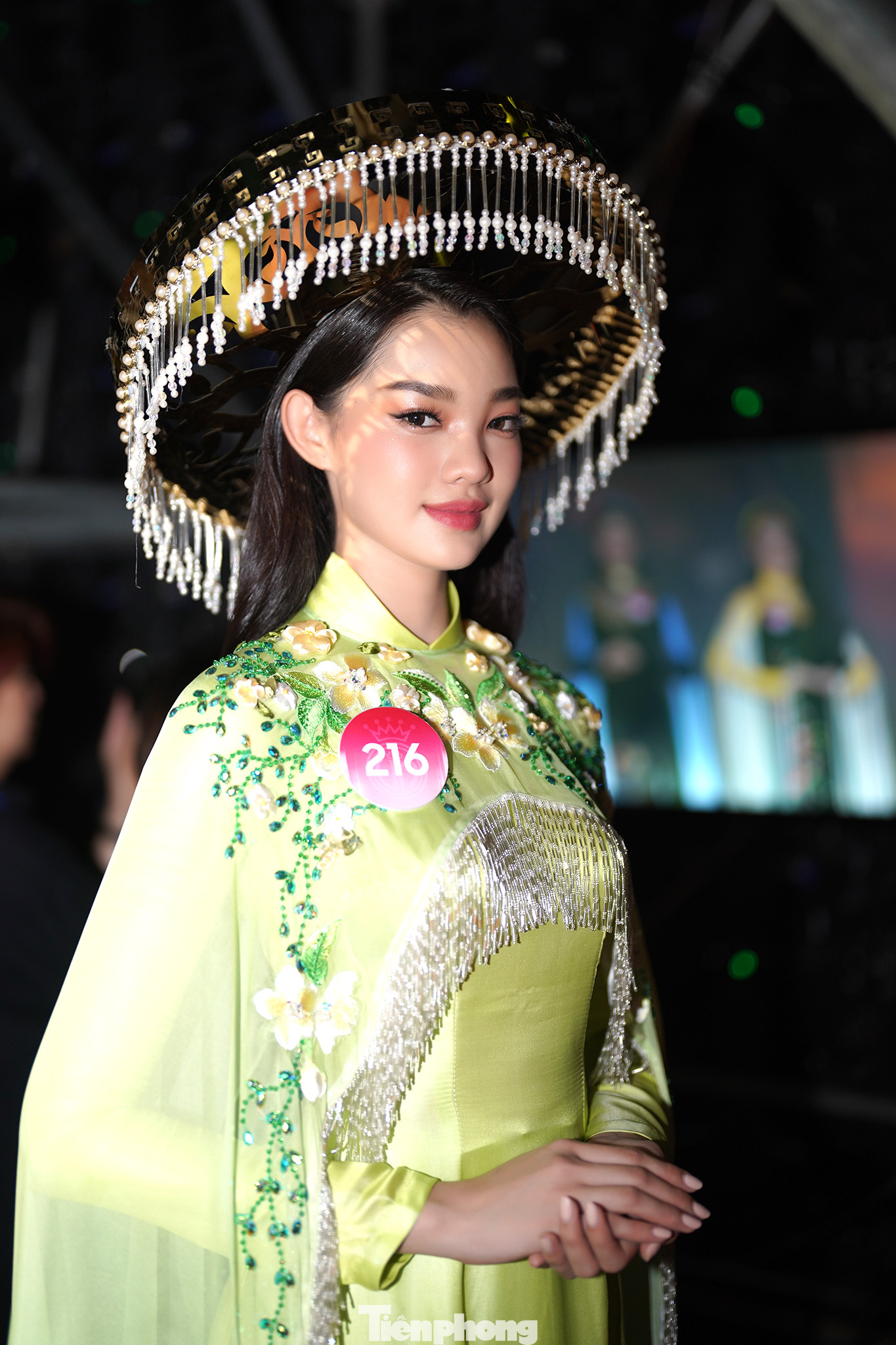 Ở đêm chung kết Hoa hậu Việt Nam, Bé Quyên xuất hiện đầy ấn tượng trong trang phục thuộc BST Thoáng Tây Bắc. Top 10 Hoa hậu Việt Nam có biểu cảm thu hút khi trình diễn với phụ kiện hoành tráng phối hợp cùng tà áo dài truyền thống.