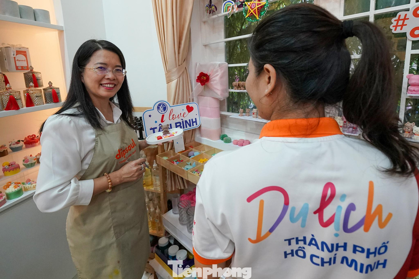 "Tài nguyên du lịch chỉ mãi là tài nguyên nếu như chúng ta không đầu tư, khai thác, trùng tu, quản lý và kết nối thành các tour tuyến, sản phẩm du lịch. Trên cơ sở 366 tài nguyên du lịch đã được công bố, trong giai đoạn phục hồi du lịch theo thống kê đến nay, TPHCM có hơn 30 chương trình, sản phẩm du lịch nội đô đang được các doanh nghiệp kinh doanh dịch vụ du lịch đưa vào khai thác kích cầu và gần 20 chương trình du lịch mới đang khảo sát. Bên cạnh đó, hàng chục điểm tham quan, sản phẩm du lịch về đêm đang được ngành du lịch và các đơn vị, sở, ban ngành liên quan tập trung đầu tư, tôn tạo, hoàn chỉnh đề án xây dựng kết nối tour, tuyến. Đây cũng là hoạt động triển khai chiến lược xây dựng mỗi quận huyện một sản phẩm du lịch đặc trưng của thành phố để giới thiệu đến du khách trong và ngoài nước trong giai đoạn bình thường mới", bà Nguyễn Thị Ánh Hoa, Giám đốc Sở Du lịch TPHCM chia sẻ.