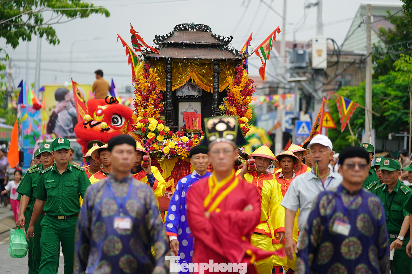 Từ mờ sáng, hàng nghìn cư dân và du khách trong trang phục chỉnh tề với những lễ vật cùng tụ hội về Lăng Ông Thủy Tướng để dự lễ. Trên con đường mà đoàn Nghinh Ông đi qua, người dân lập sẵn bàn thờ với gạo, muối, rượu, trà, hương đèn, hoa quả để chờ nghinh Ông về.