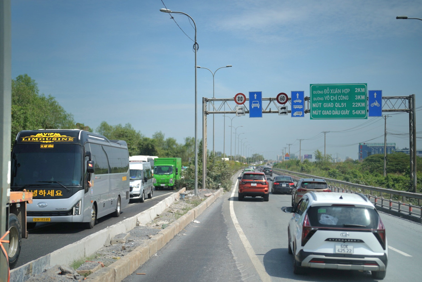Vào cao tốc Long Thành-Dầu Giây tuy phương tiện đông nhưng vẫn di chuyển được.