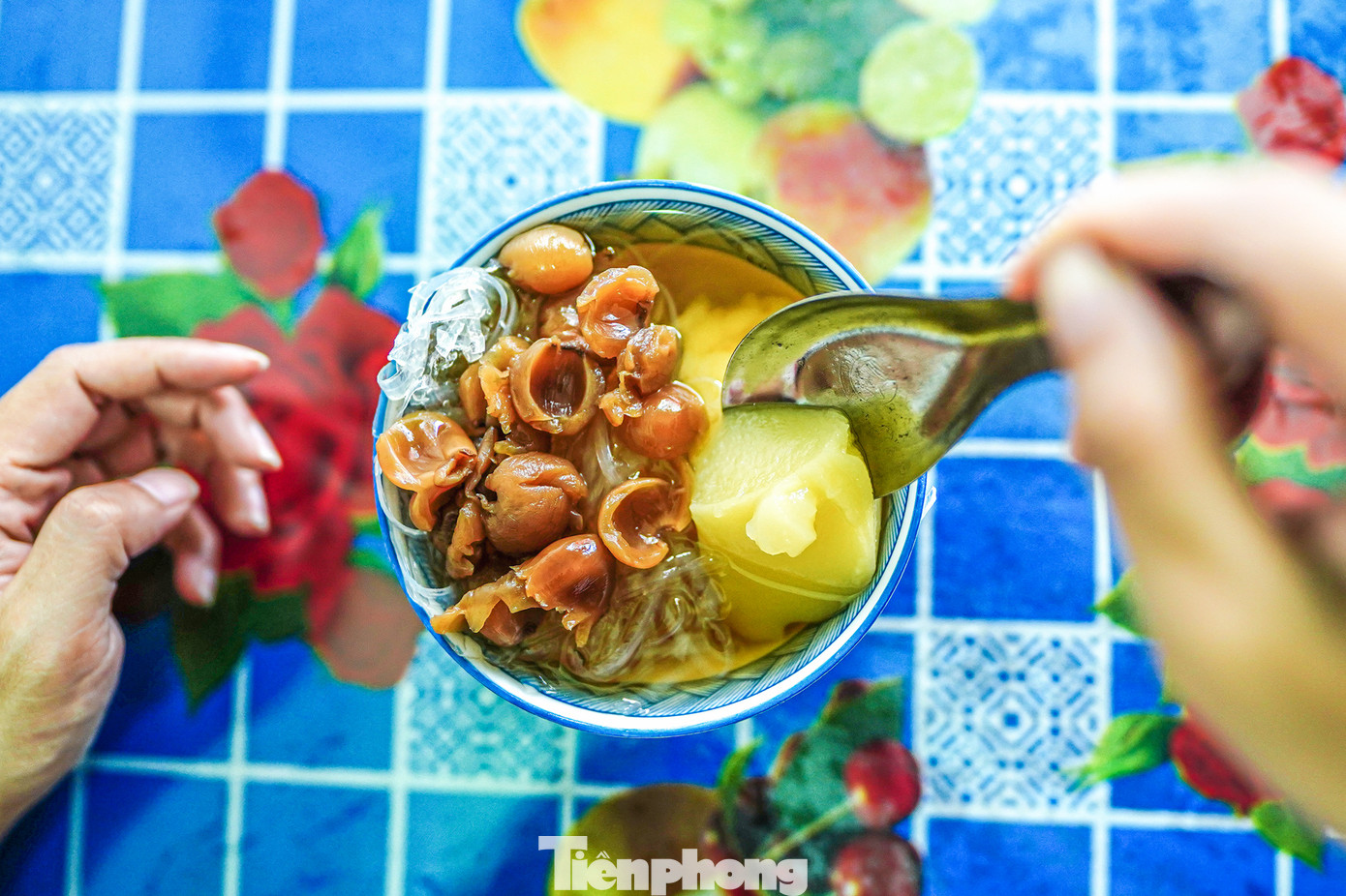 Bà Nguyệt Minh cho biết "Hiển Khánh" vốn là tên một ngôi làng ở Nam Định, quê hương của 2 ông Nguyễn Quý Quyền và Trần Nghệ, những chủ nhân đầu tiên của tiệm. Vào miền Nam, tiệm chè mang tên làng, đó chính là cách chủ quán muốn nhắc nhở về cội nguồn, cũng như gửi gắm bao nỗi nhớ nhung. Lúc mới mở, quán chỉ bán 2 loại chè là thạch trắng với đậu xanh, sau này mới thêm nhiều món.