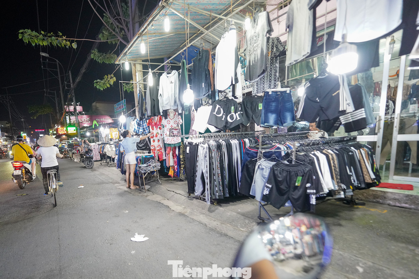 Để ngăn chặn tình trạng lấn chiếm vỉa hè, cần có sự quản lý chặt chẽ từ chính quyền các địa phương và sự nhận thức từ các chủ cơ sở kinh doanh.