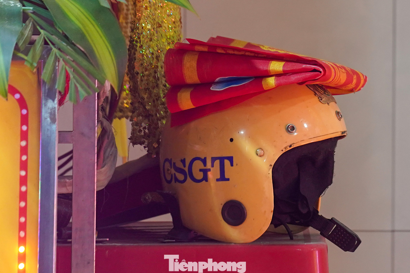 Kỷ vật còn lại của Trung tá Nguyễn Xuân Hào là chiếc mũ bảo hiểm CSGT không còn nguyên vẹn sau cú tông của kẻ vận chuyển chất cấm.