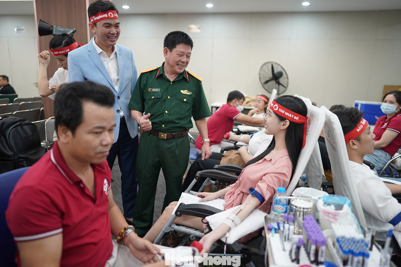 Đại tá-Bác sĩ CK II, Nguyễn Xuân Vũ, trưởng khoa Truyền máu Huyết học BV 175 cùng đại diện của Amway Việt Nam động viên các bạn trẻ tham gia hiến máu.