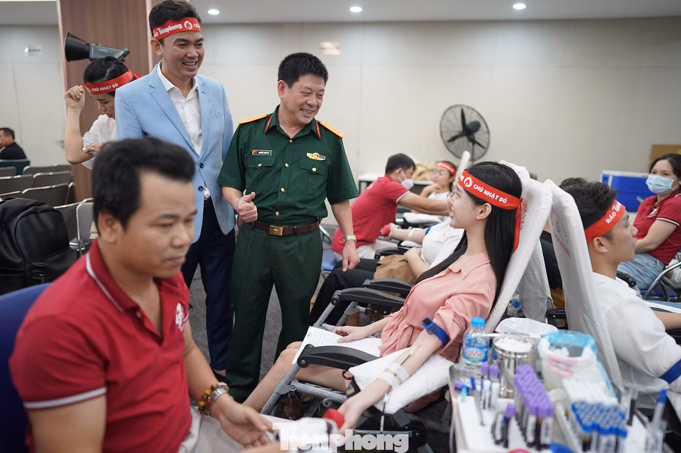Đại tá-Bác sĩ CK II, Nguyễn Xuân Vũ, trưởng khoa Truyền máu Huyết học BV 175 cùng đại diện của Amway Việt Nam động viên các bạn trẻ tham gia hiến máu.
