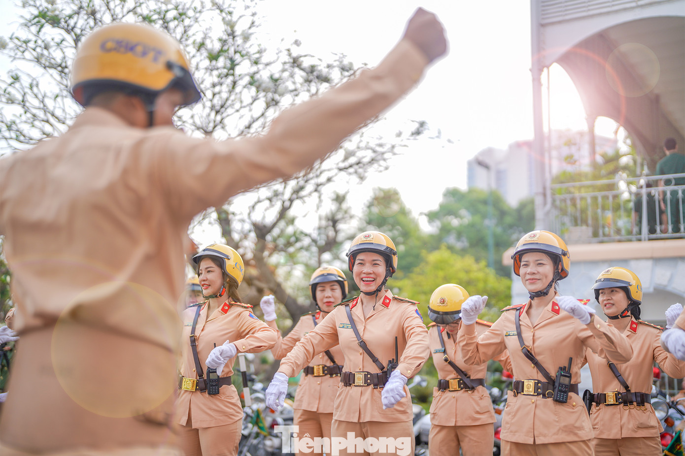 "Vô các bài tập vuợt chướng ngại vật mới thấy được sự quan trọng của các bài khởi động, làm nóng", một nữ CSGT chia sẻ. "Vô các bài tập vuợt chướng ngại vật mới thấy được sự quan trọng của các bài khởi động, làm nóng", một nữ CSGT chia sẻ.