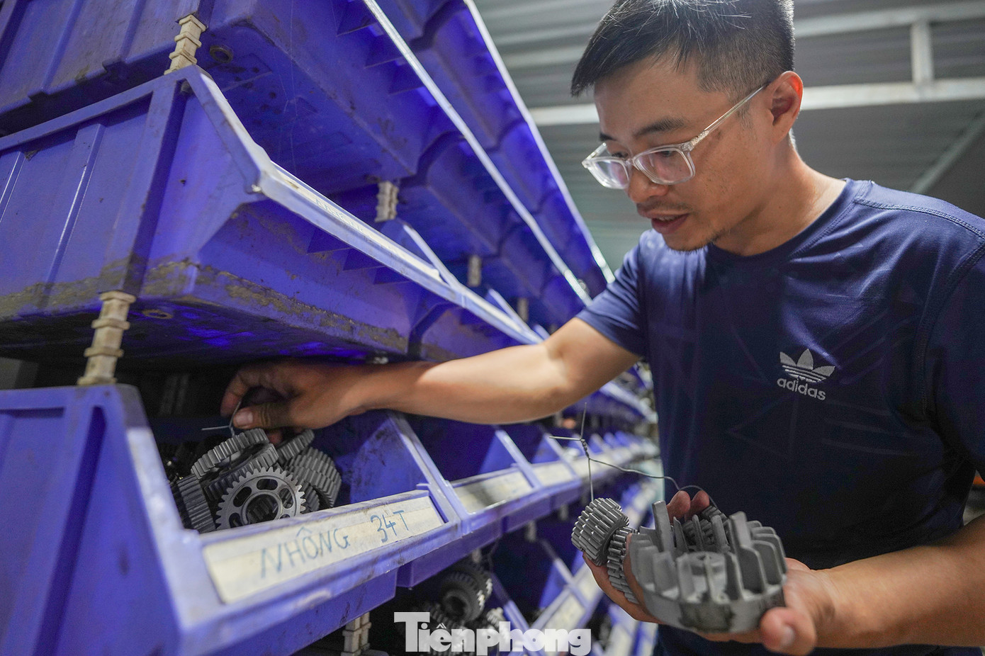 Theo anh Tuấn Anh, việc tìm kiếm linh kiện không còn khó như trước bởi được các thương lái chủ động tìm đến chào mời. Linh kiện phong phú, việc sắp xếp cũng đòi hỏi khoa học hơn so với trước kia bày hết ra sàn nhà. "Mình đầu tư một chiếc máy bắn cát vệ sinh linh kiện. Bạn có thể thấy rõ sự khác biệt giữa bánh răng chưa vệ sinh và đã qua giai đoạn bắn cát làm sạch. Vệ sinh linh kiện bằng máy bắn cát tiết kiệm thời gian, nhân công, mang lại năng suất cao", anh Tuấn Anh chia sẻ về công đoạn làm sạch linh kiện. Theo anh Tuấn Anh, việc tìm kiếm linh kiện không còn khó như trước bởi được các thương lái chủ động tìm đến chào mời. Linh kiện phong phú, việc sắp xếp cũng đòi hỏi khoa học hơn so với trước kia bày hết ra sàn nhà. "Mình đầu tư một chiếc máy bắn cát vệ sinh linh kiện. Bạn có thể thấy rõ sự khác biệt giữa bánh răng chưa vệ sinh và đã qua giai đoạn bắn cát làm sạch. Vệ sinh linh kiện bằng máy bắn cát tiết kiệm thời gian, nhân công, mang lại năng suất cao", anh Tuấn Anh chia sẻ về công đoạn làm sạch linh kiện.