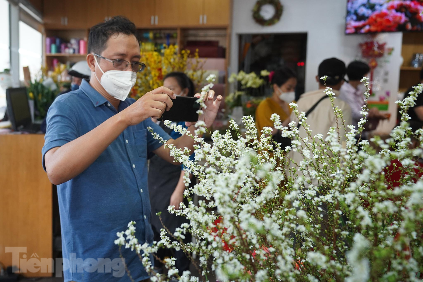Vị khách này khá quan tâm tới chậu tuyết mai, chụp ảnh gửi về hỏi ý kiến gia đình vì giá khá cao.