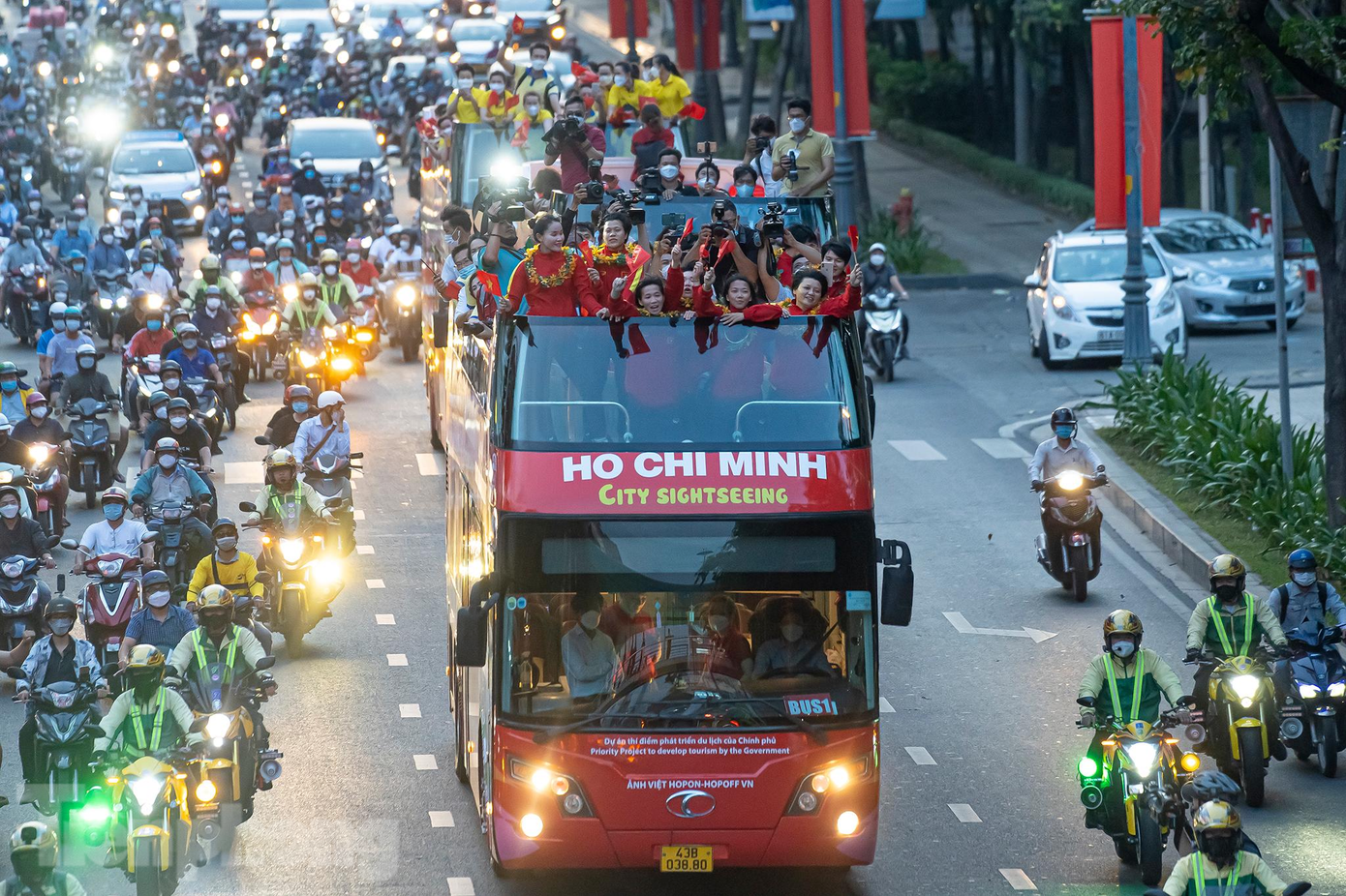 Xe buýt 2 tầng đưa các cầu thủ được hộ tống bởi các thành viên CLB mô tô TPHCM.