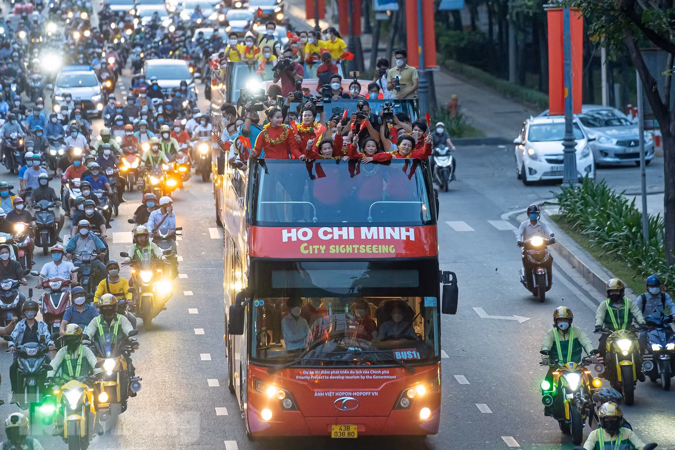 Xe buýt 2 tầng đưa các cầu thủ được hộ tống bởi các thành viên CLB mô tô TPHCM.
