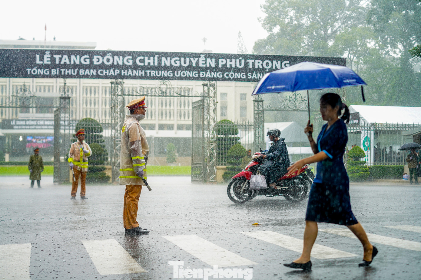 Trời mưa tầm tã vào trưa nay tại TPHCM. Trời mưa tầm tã vào trưa nay tại TPHCM.