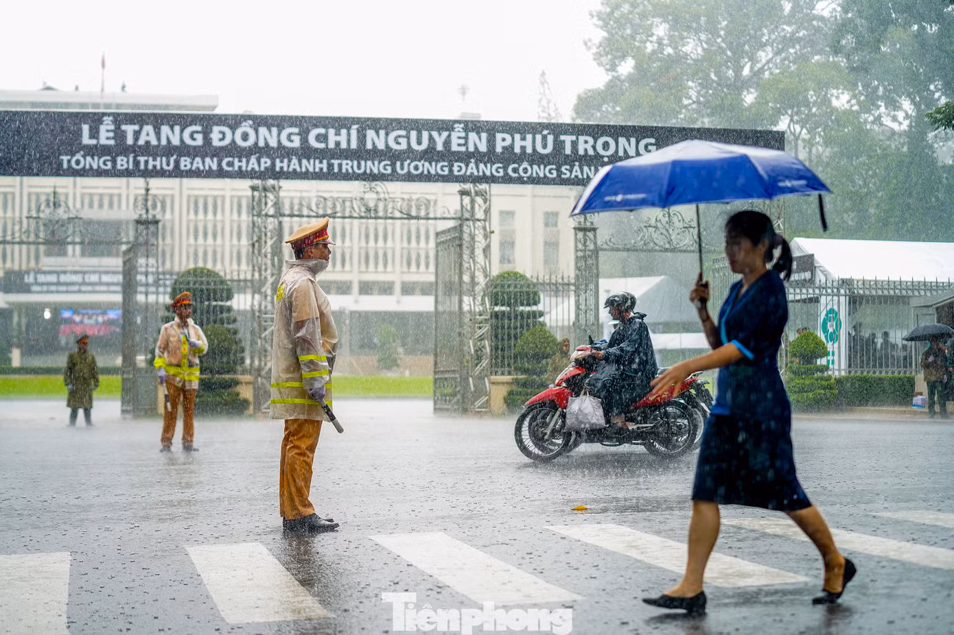 Trời mưa tầm tã vào trưa nay tại TPHCM. Trời mưa tầm tã vào trưa nay tại TPHCM.