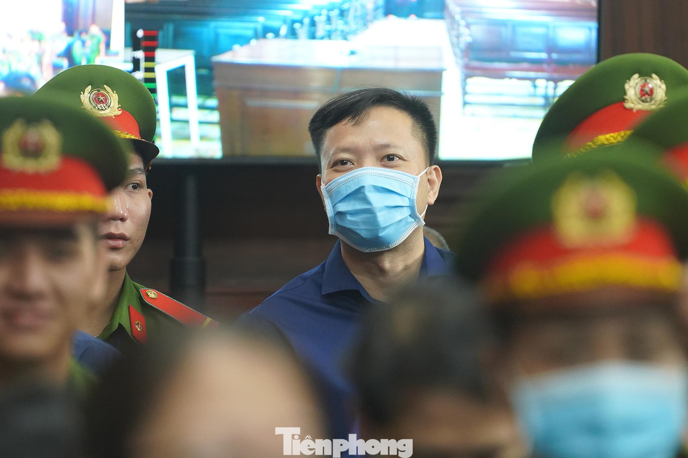 Chủ tọa tiếp tục xét hỏi các bị cáo, trong đó công bố hành vi của 5 bị cáo bị truy nã và lời khai của 2 bị cáo vắng mặt. Chủ tọa tiếp tục xét hỏi các bị cáo, trong đó công bố hành vi của 5 bị cáo bị truy nã và lời khai của 2 bị cáo vắng mặt.