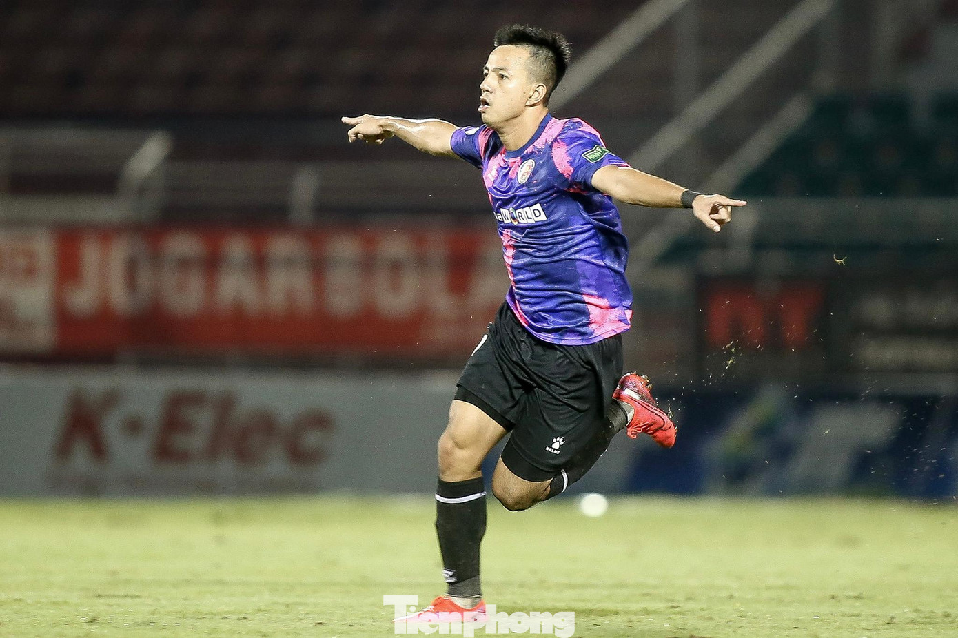 Ở phút 53, từ quả đá phạt trực tiếp cách khung thành HLHT khoảng 25m, Hữu Sơn thực hiện cú sút rất đẹp mắt đưa bóng bay thẳng vào góc cao ghi bàn thắng giúp Sài Gòn FC nâng tỉ số lên 3-1.