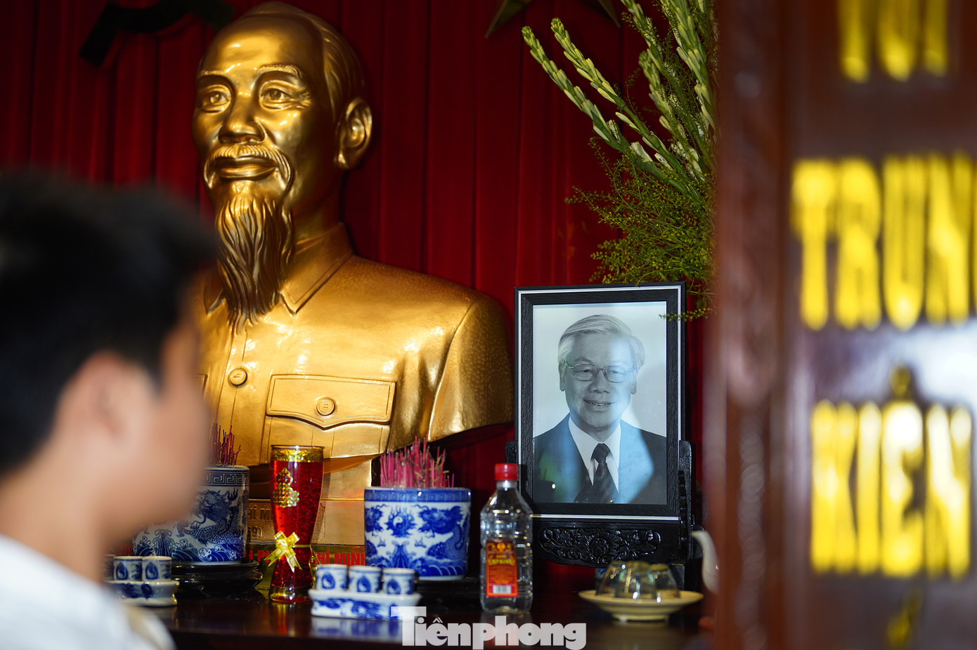 Khi đến thăm căn hầm bí mật trong gia đình Anh hùng lực lượng vũ trang Trần Văn Lai, Tổng Bí thư Nguyễn Phú Trọng gặp cháu nội của ông Năm Lai là em Trần Trọng Nhân (8 tuổi). Em Nhân nhớ lại: “Lúc đó em còn nhỏ, chưa biết ông là ai. Khi em đứng kế bên, ông khoác vai em và hỏi: "Cháu học lớp mấy, cháu có ở cùng với bà không?". Lúc đó, em cảm nhận ông rất gần gũi, giản dị. Giờ nghe tin ông mất, em rất buồn. Em hứa sẽ cố gắng học tốt và kế thừa truyền thống của gia đình".