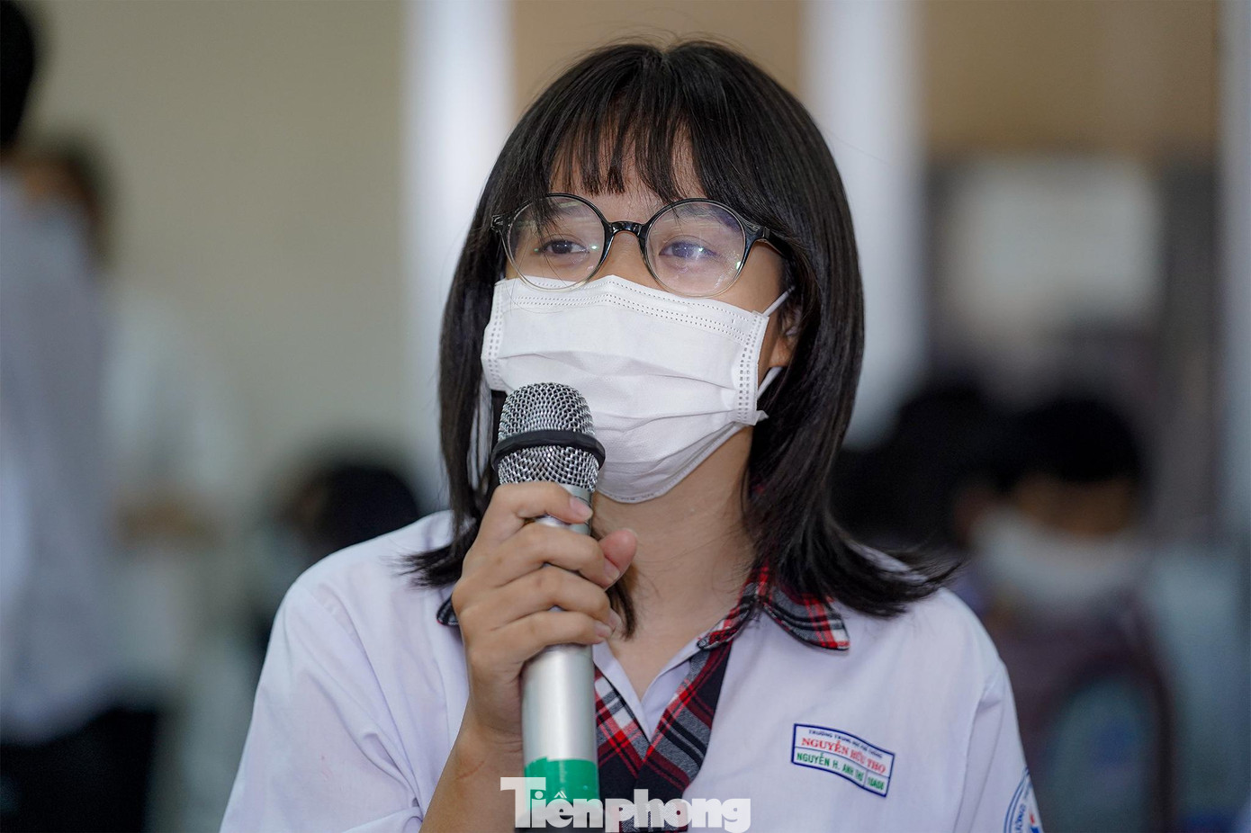 Kể về câu chuyện của mình, bạn Thư, học sinh THPT Nguyễn Hữu Thọ lần đầu chia sẻ cảm xúc sau khi chính bản thân em là người bị ảnh hưởng trực tiếp từ đại dịch. “Trong đợt dịch bệnh vừa qua, gia đình em mắc COVID-19, chỉ còn một mình em ở nhà, em phải tự sinh hoạt, tự cách ly, tự lo mọi thứ trong 2 tuần. Gia đình em lại bị tái nhiễm và em lại phải ở nhà một mình, khi hay tin người nhà mất vì bệnh, em cảm thấy rất tuyệt vọng. Dù là có bạn, nhưng lúc đó em không dám chia sẻ với ai vì sợ mọi người biết nhà em bị dịch bệnh…”, Thư nói đoạn rồi chợt buông mic do xúc động.