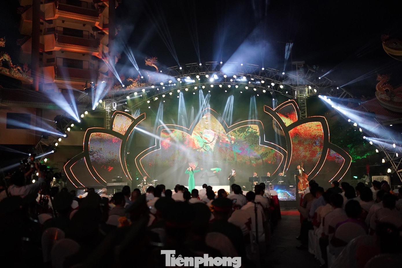 Tối 27/7, Đài Truyền hình Việt Nam tổ chức cầu truyền hình “Khúc tráng ca hòa bình”. Đây là chương trình đặc biệt nhân dịp kỷ niệm 75 năm Ngày Thương binh- Liệt sĩ (27/7/1947 - 27/7/2022) và được tổ chức tại 6 điểm cầu: Hà Nội, TPHCM, Hà Giang, Quảng Nam, Bình Định, An Giang.