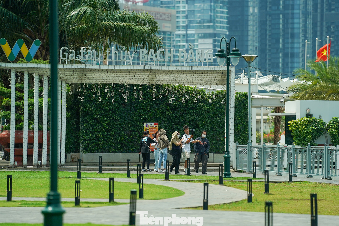 Nhóm bạn hiếm hoi xuất hiện tại công viên bến Bạch Đằng giữa trưa nhưng phải trùm kín đầu vì nắng