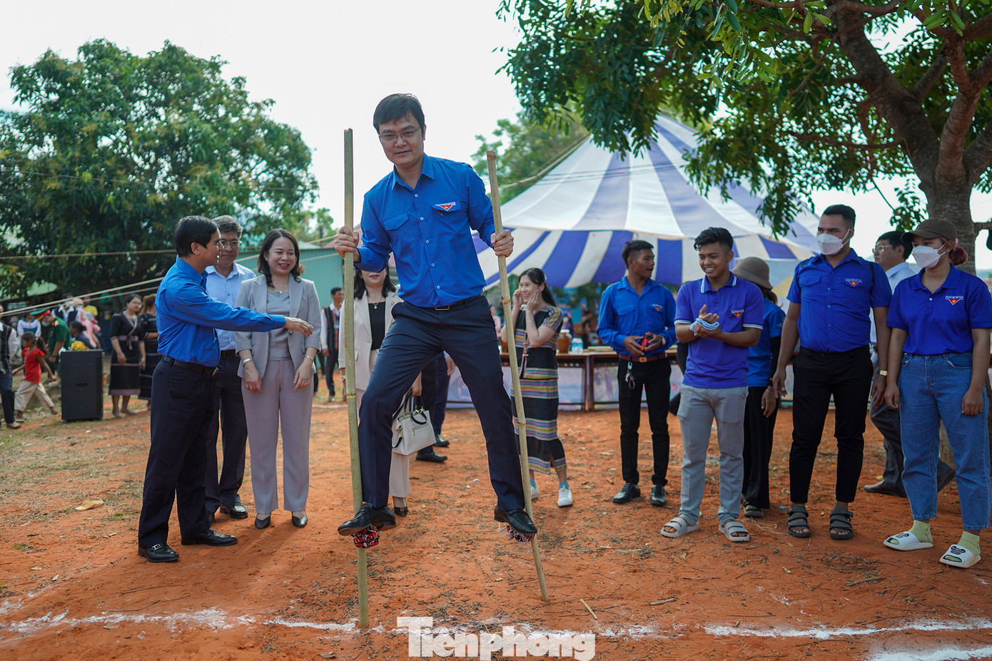 Ủy viên dự khuyết Ban Chấp hành Trung ương Đảng, Bí thư thứ nhất Trung ương Đoàn Bùi Quang Huy thử trò chơi đi cà kheo tại Ngày hội Thanh niên dân tộc.