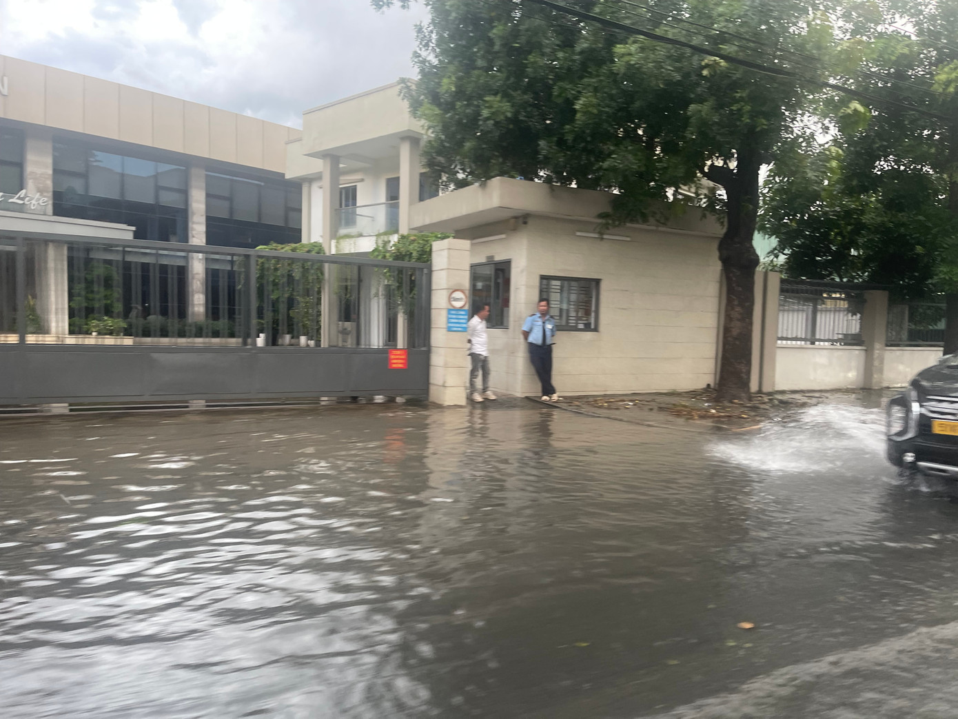 Cơn mưa lớn khiến con kênh nước đen tràn lên mặt đường bốc mùi hôi. Cơn mưa lớn khiến con kênh nước đen tràn lên mặt đường bốc mùi hôi.