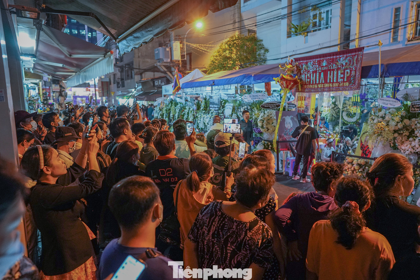 Nhiều người dân xếp hàng để viếng NSƯT Vũ Linh. Ảnh: Phạm Nguyễn. Nhiều người dân xếp hàng để viếng NSƯT Vũ Linh. Ảnh: Phạm Nguyễn.