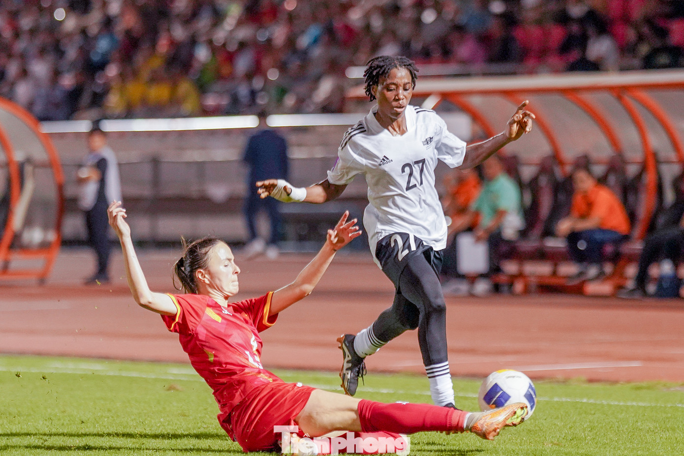 Abu Dhabi CC nhập cuộc quyết liệt ngay từ đầu. Sau một hành trình ấn tượng ở vòng bảng, CLB nữ TPHCM bắt đầu cuộc chiến cam go ở vòng loại trực tiếp Cúp C1 nữ châu Á. Đội bóng của Huỳnh Như bị thử thách trước một đối thủ có thể hình và tốc độ tốt đến từ Tây Á.