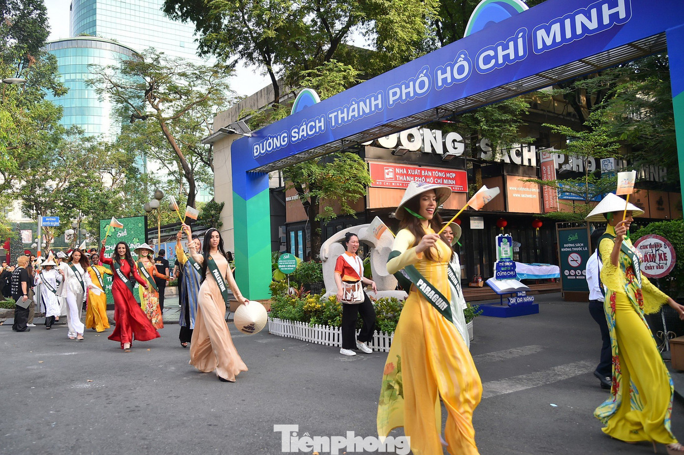 Một nhóm người đẹp di chuyển ngang qua khu vực Đường Sách TPHCM.