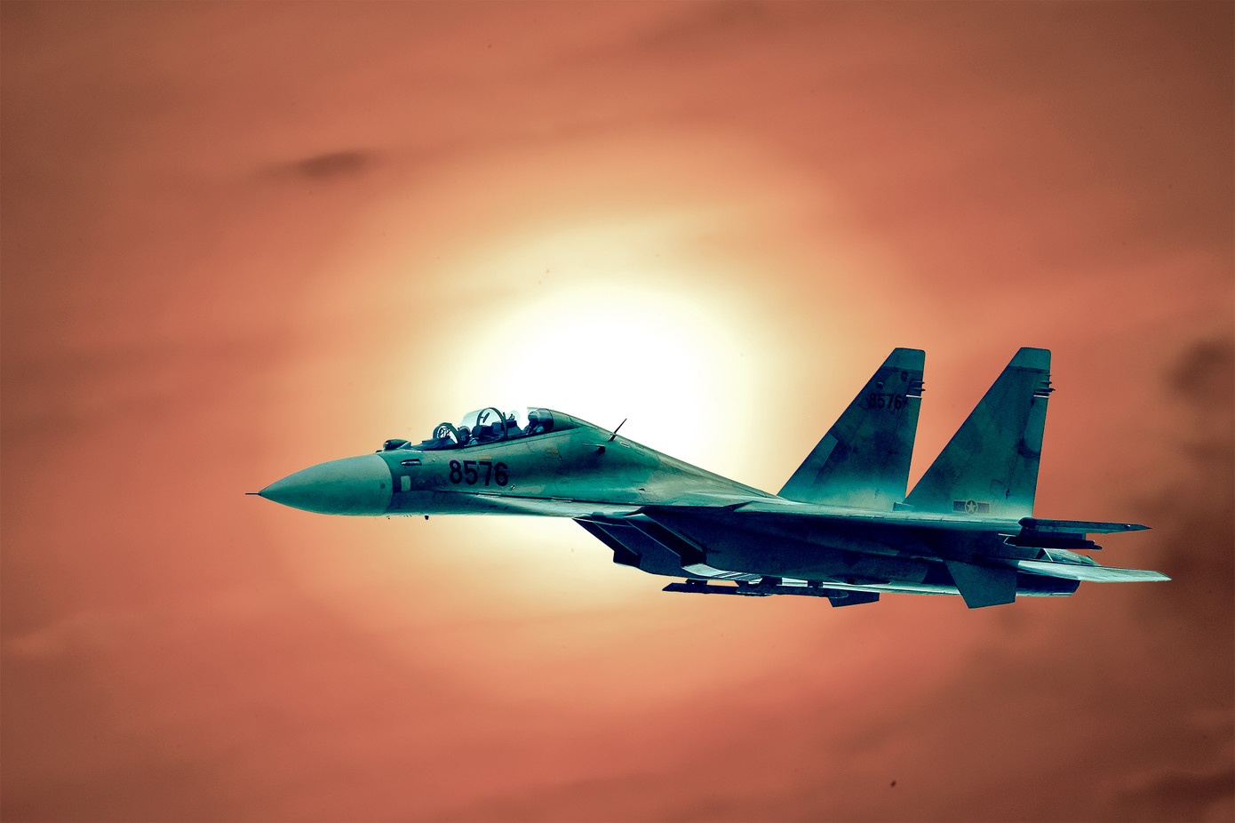 Phi đội Su-30MK2 cũng bắt đầu cất cánh tham gia hợp luyện.