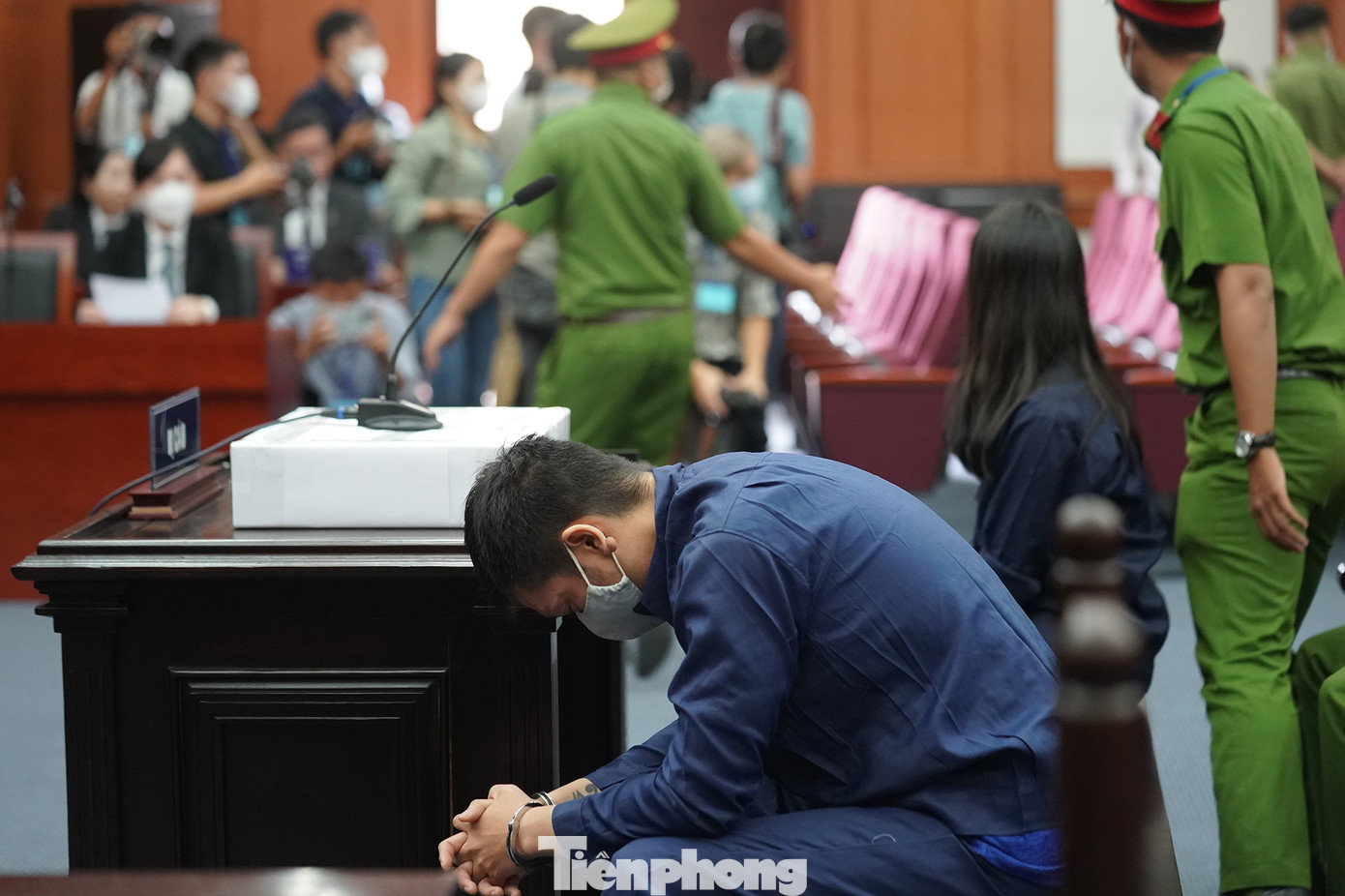 Phóng viên được tác nghiệp khoảng 10 phút trước khi phiên toà diễn ra. Phóng viên được tác nghiệp khoảng 10 phút trước khi phiên toà diễn ra.