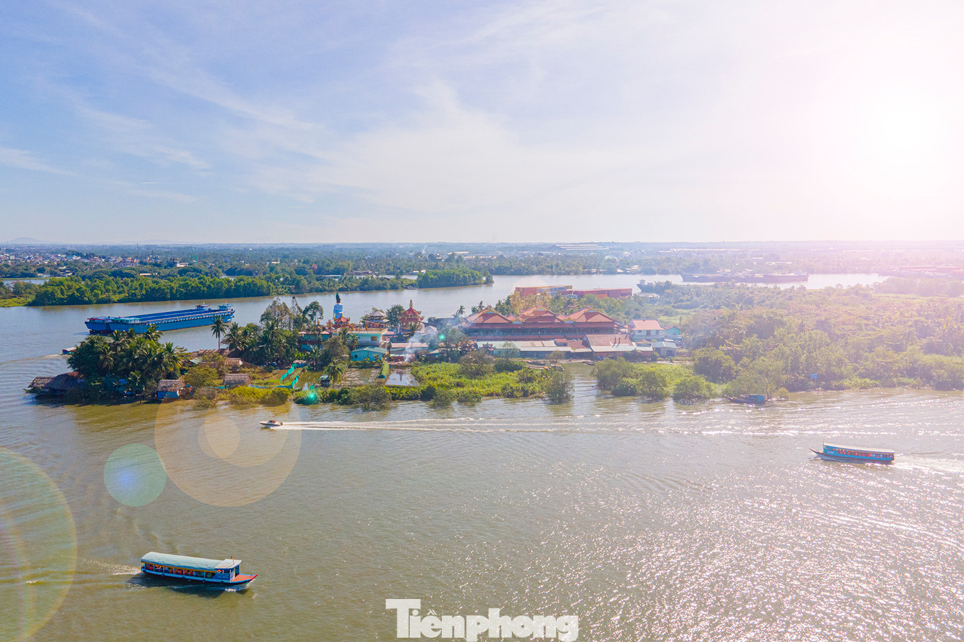 Để đi qua được chùa, cách duy nhất là gửi xe ở bến đò phía bên TP. Thủ Đức (quận 9 cũ), mua vé 30.000 đồng cho hai chiều đò.