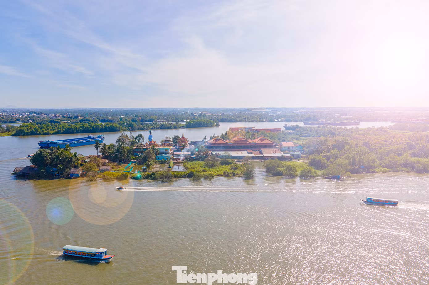 Để đi qua được chùa, cách duy nhất là gửi xe ở bến đò phía bên TP. Thủ Đức (quận 9 cũ), mua vé 30.000 đồng cho hai chiều đò.