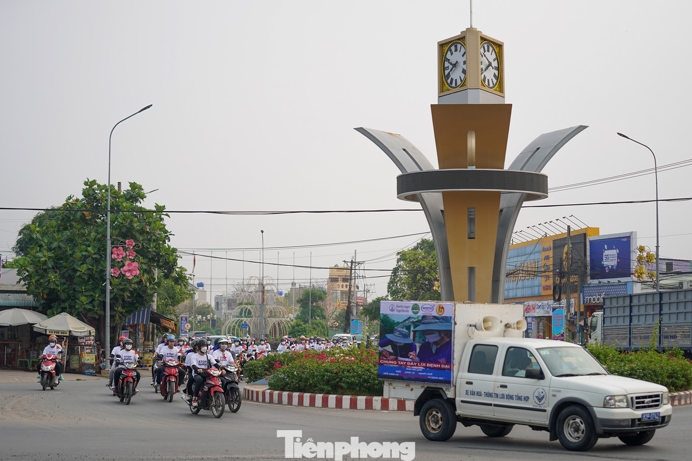 Tỉnh Long An phát động chương trình với sự tham gia diễu hành của sinh viên Khoa Chăn nuôi-Thú y của ĐH Nông Lâm TPHCM và Khoa Y tế Công cộng thuộc ĐH Y dược vòng qua các ngã đường trung tâm huyện Đức Huệ.