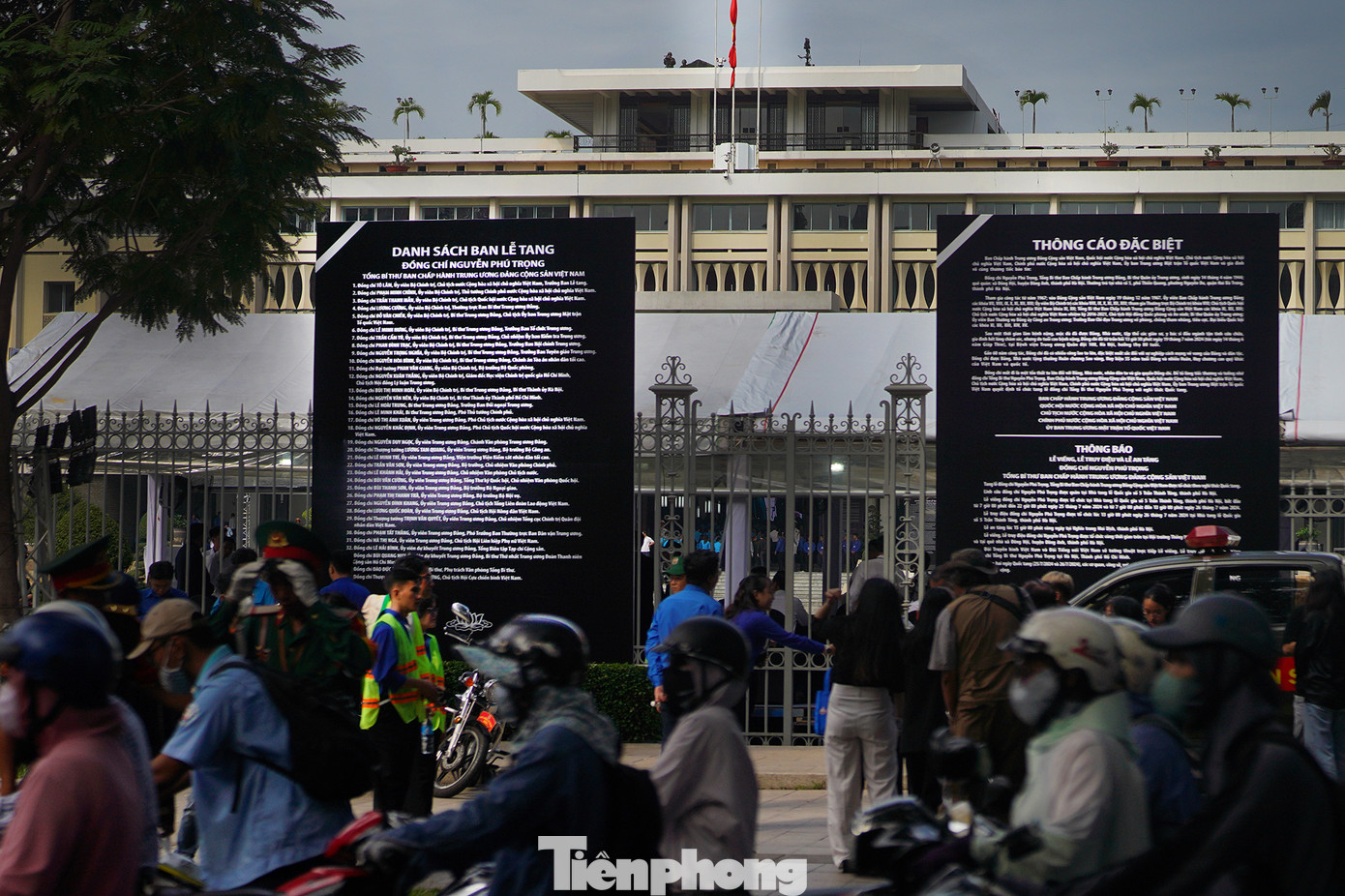 Các đoàn đại biểu và người dân xếp hàng chờ viếng Tổng Bí thư Nguyễn Phú Trọng tại Hội trường Thống Nhất (TPHCM) sáng 25/7. Các đoàn đại biểu và người dân xếp hàng chờ viếng Tổng Bí thư Nguyễn Phú Trọng tại Hội trường Thống Nhất (TPHCM) sáng 25/7.