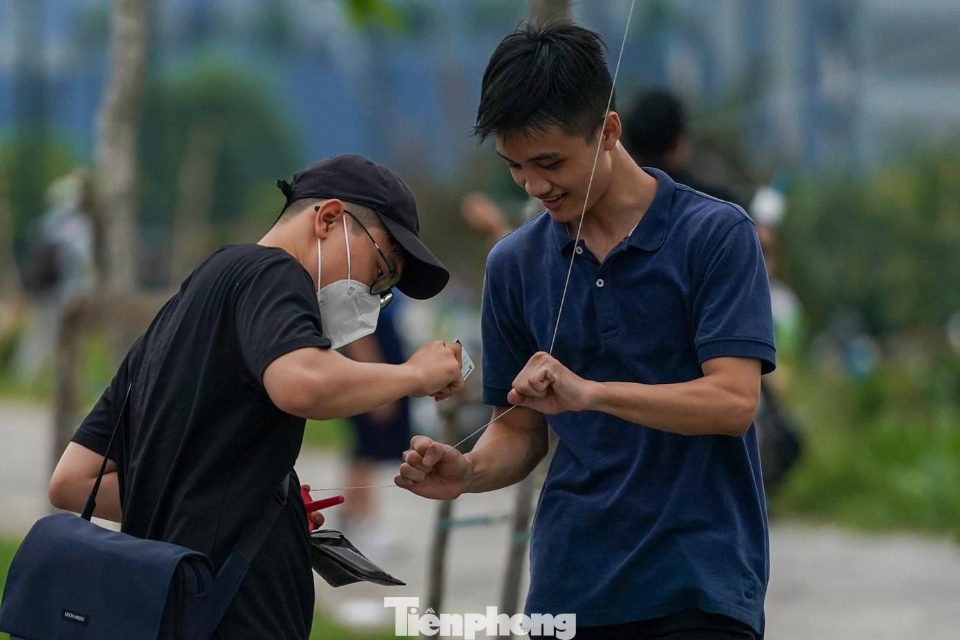 Một số thanh niên còn cắt bỏ dây diều. Một số thanh niên còn cắt bỏ dây diều.