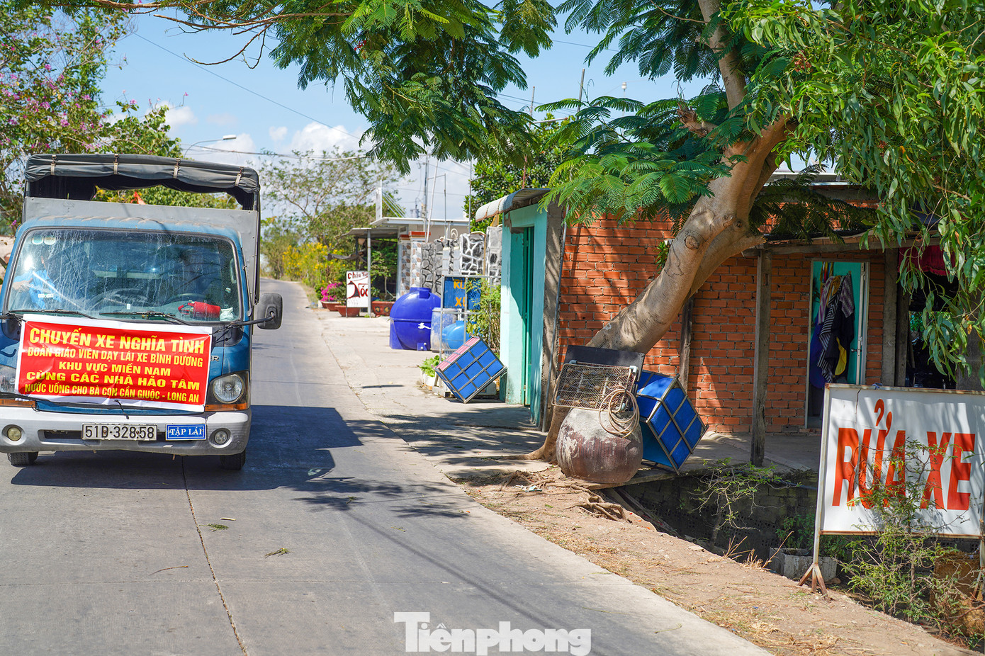 “Hai tháng qua nhà tôi toàn phải đi chở nước về dùng. Trong các hoạt động cần dùng tới nước như nấu ăn, tắm giặt… đều phải hết sức tiết chế, tiết kiệm. Ví dụ như nước tắm em bé xong mình giữ lại xả quần áo cho mình, xả quần áo xong rồi thì xả bồn cầu, nước rửa rau thì để tưới cây. Nhà tôi có 6 người, bình nước 20 lít này có thể dùng trong 2 ngày…”, chị Châu Thị Phương Thuý (ngụ ấp Tân Đông, xã Tân Tập) chia sẻ.