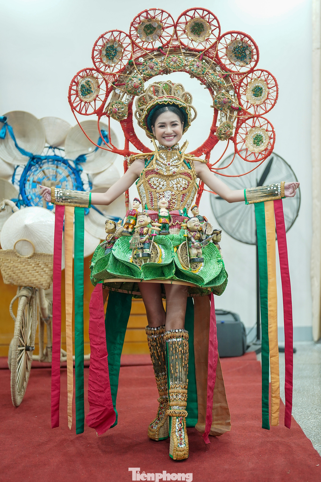 Không đơn thuần là một trang phục tái chế, tác phẩm Hồn Nước được Nguyễn Thanh Hà mặc còn mang trong mình đời sống riêng về loại hình nghệ thuật truyền thống của dân tộc.