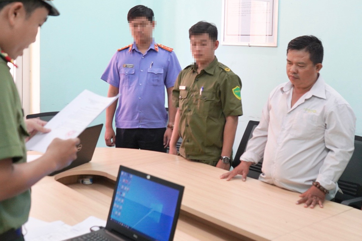 Nguyễn Văn Trung nghe lệnh khởi tố. (Ảnh công an cung cấp) Nguyễn Văn Trung nghe lệnh khởi tố. (Ảnh công an cung cấp)