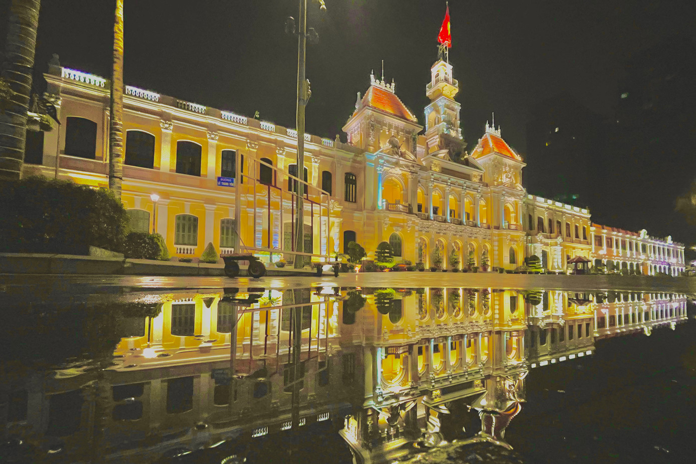 Cổ kính toà nhà hơn trăm tuổi UBND TPHCM. Cổ kính toà nhà hơn trăm tuổi UBND TPHCM.