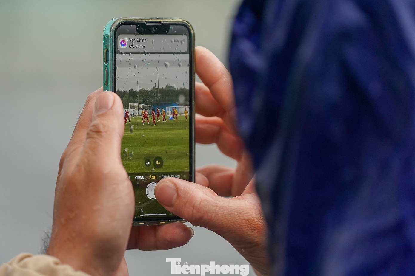 Buổi tập xuất hiện cơn mưa khá to nhưng không làm nản lòng người hâm mộ.