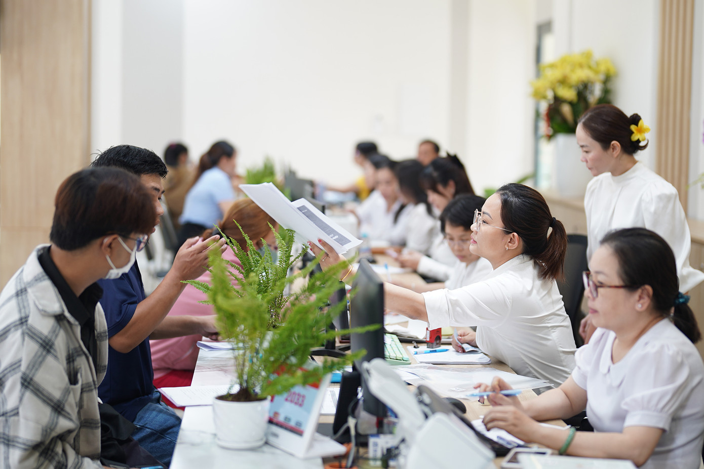 Ghi nhận thực tế chiều 2/7, nhiều hồ sơ được trả kết quả nhanh chóng cho người dân. Bà Cù Thoại Vy – Phó Giám đốc Trung tâm phục vụ hành chính công phường Thủ Đức (đứng) luôn túc trực, sẵn sàng hỗ trợ chuyên viên và người dân các vấn đề liên quan đến thủ tục.