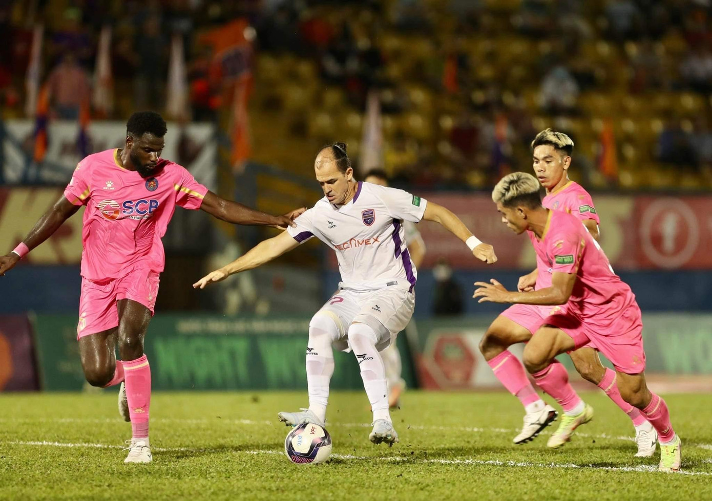 Đáng chú ý, B.Bình Dương ghi nhận sự trở lại của Huỳnh Kesley sau 5 năm làm nhiệm vụ huấn luyện. Đáng chú ý, B.Bình Dương ghi nhận sự trở lại của Huỳnh Kesley sau 5 năm làm nhiệm vụ huấn luyện.