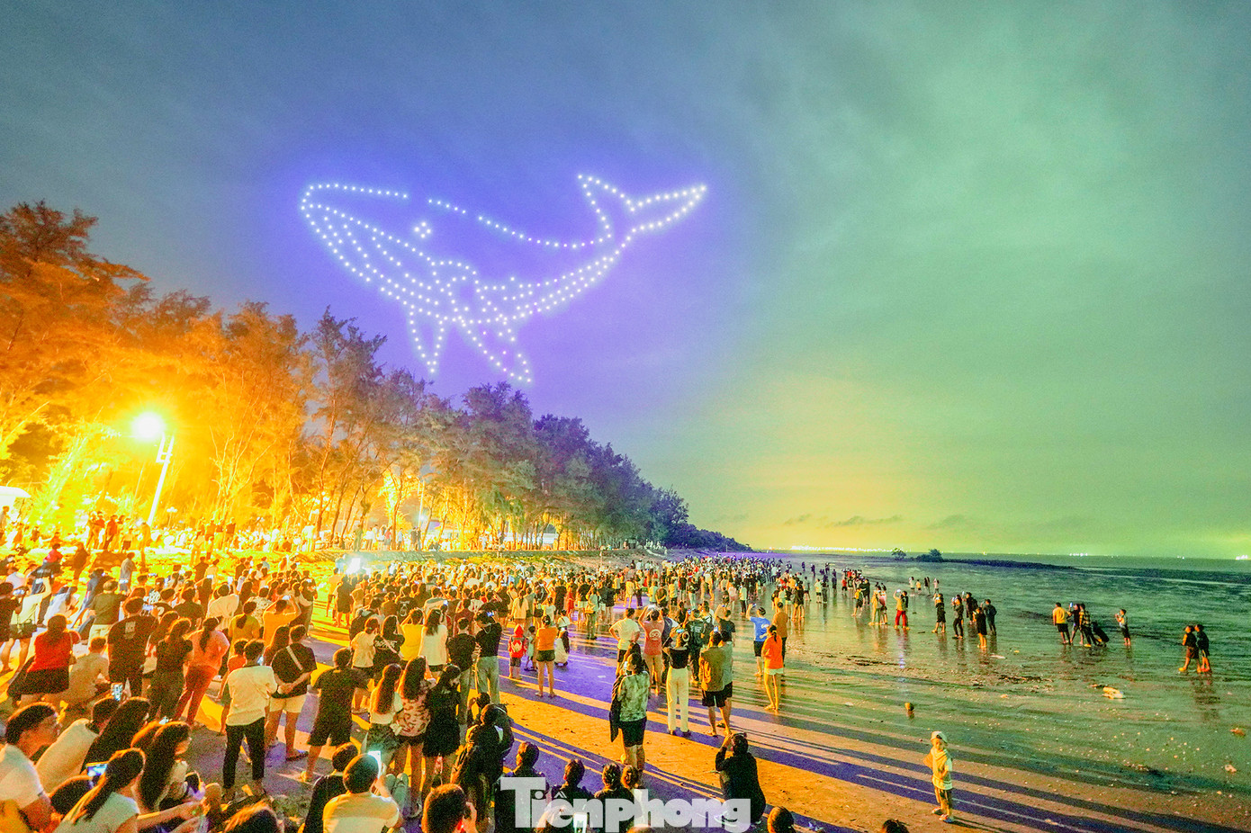 Hình ảnh cá Ông xuất hiện trên bầu trời khiến người dân phấn khích.