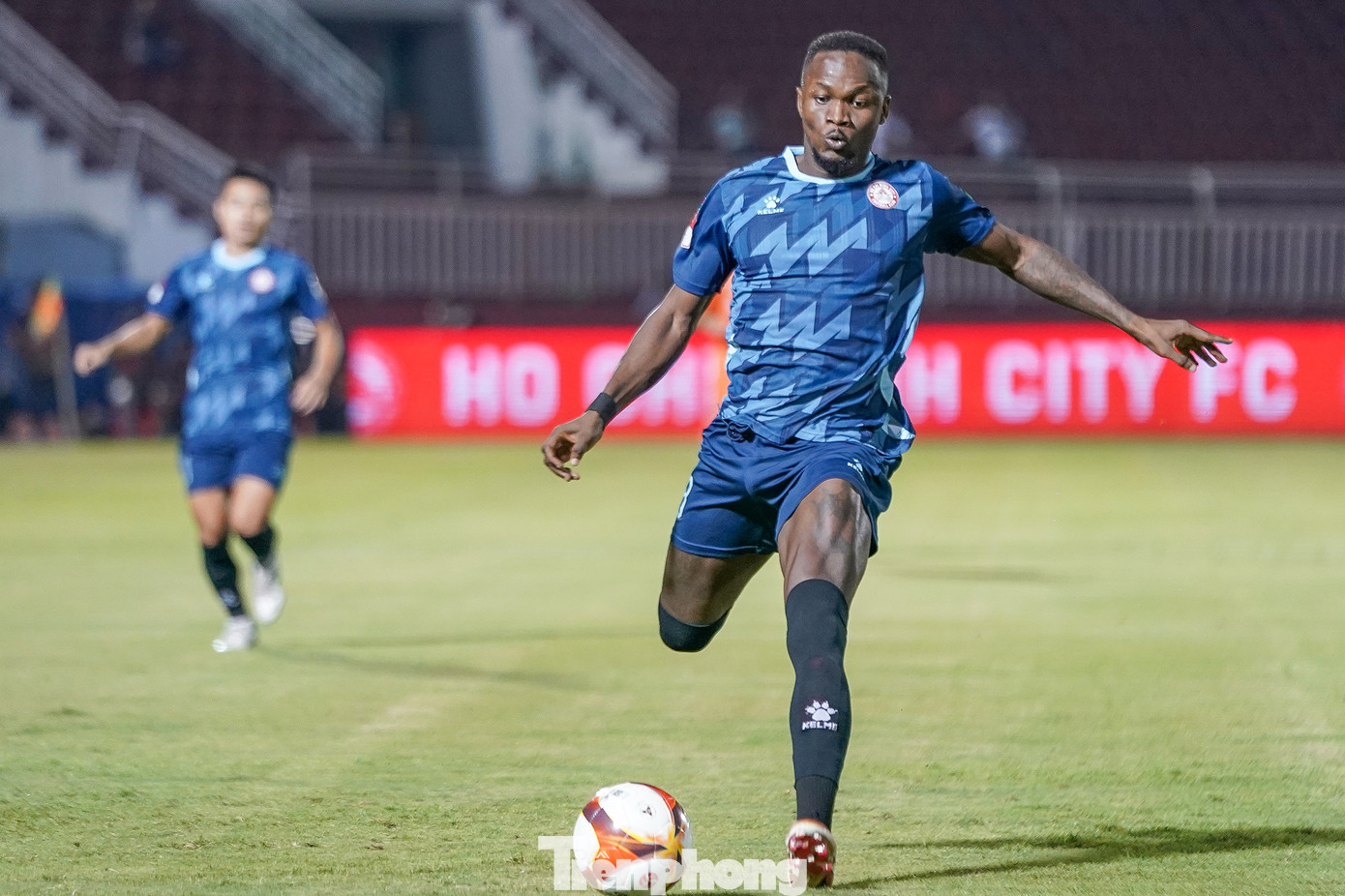 Các cầu thủ CLB TPHCM chơi tưng bừng đã đẩy đội bóng sông Hàn rơi xuống đáy bảng và đang thật sự lâm nguy. Với chiến thắng này, thầy trò HLV Vũ Tiến Thành vươn lên vị trí thứ 12 với 7 điểm. CLB Đà Nẵng vẫn xếp áp chót với 5 điểm và CLB Bình Dương cũng có 5 điểm nhưng thua về hiệu số phụ so với đội bóng sông Hàn. Các cầu thủ CLB TPHCM chơi tưng bừng đã đẩy đội bóng sông Hàn rơi xuống đáy bảng và đang thật sự lâm nguy. Với chiến thắng này, thầy trò HLV Vũ Tiến Thành vươn lên vị trí thứ 12 với 7 điểm. CLB Đà Nẵng vẫn xếp áp chót với 5 điểm và CLB Bình Dương cũng có 5 điểm nhưng thua về hiệu số phụ so với đội bóng sông Hàn.