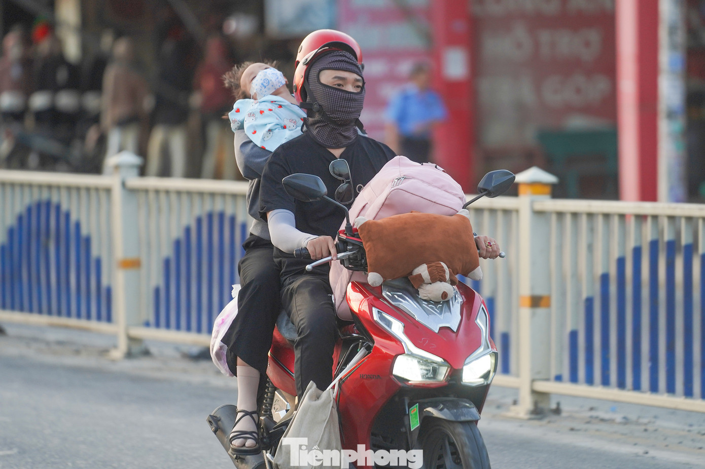 Một em bé theo chân ba mẹ về quê ăn tết cũng mệt mỏi khi quay lại TPHCM.