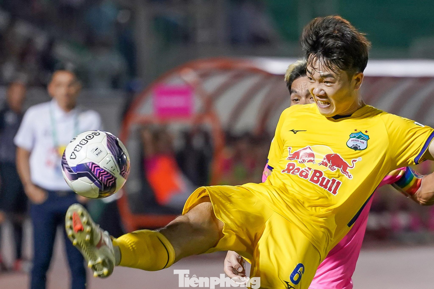 Hai đội tiếp tục đẩy nhanh thế trận khi hiệp 2 bắt đầu và liên tiếp có những pha dứt điểm về phía khung thành của nhau. Tuy nhiên, sự thiếu chuẩn xác của những cú dứt điểm khiến trận đấu vẫn chưa có bàn thắng.